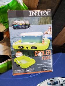 lot 26 image: Outdoor Game and Floaty Set