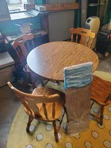 lot 41 image: Table With 4 Chairs and a leaf