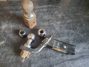 lot 63 image: Curt Ball Hitch with extra size Ball hitch sizes and single Hitch