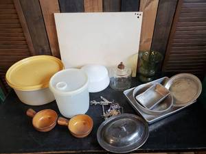 lot 87 image: Kitchen Lot, McCoy Bowls, Tupperware and more