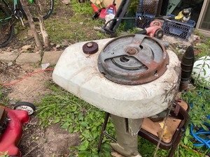 lot 4 image: Vintage outboard motor