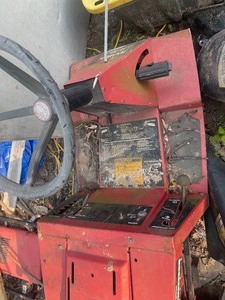 Pair of Toro 832 riding lawnmowers for parts