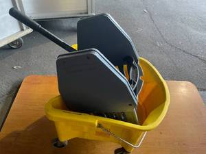 lot 1200 image: Rubbermaid mop bucket and wringer