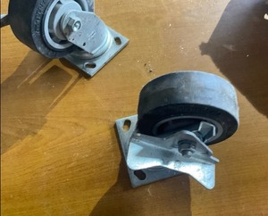 lot 1193 image: 5 swivel caster locking