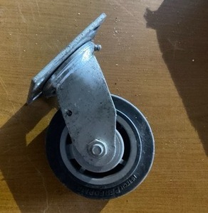 lot 1194 image: 5 swivel caster locking