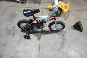 lot 43 image: Huffy Youth Starter Bike With Training Wheels