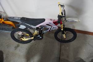 lot 44 image: Games Moto Guide Moto Cross Style Bike