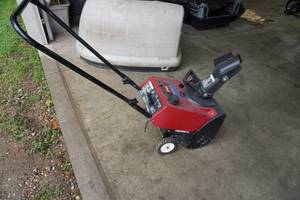 lot 37 image: Toro Powerlite Snow Blower
