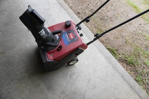 lot 38 image: Toro Powerlite Snow Blower