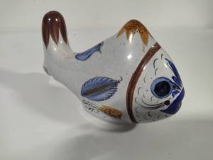 lot 34 image: Mexican Tonala Fish Pottery