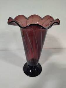 lot 11 image: Fenton Ruffled Edge Art Glass Vase