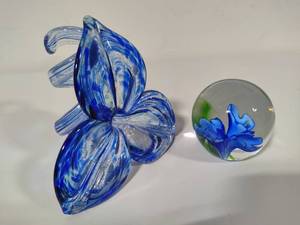lot 24 image: Hand Blown Lily & Art Glass Floral Paperweight