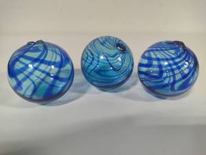 lot 26 image: Art Glass Round Decorative Swirl Balls
