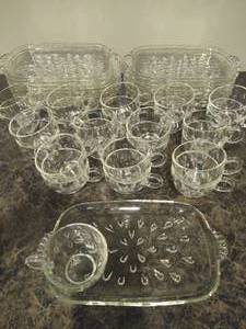 lot 45 image: Hazel Atlas Teardrop Pattern Snack Sets