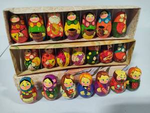 lot 98 image: Small Russion Nesting Doll Ornaments