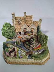 lot 101 image: David Winter Limited Edition Garden Cottages Willow Gardens