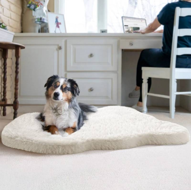 lot 182 image: NEW Brentwood Originals, Faux Fur Memory Foam Pet Mat, 35 x 40 - WHITE