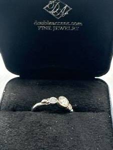 lot 33 image: Womens Ring