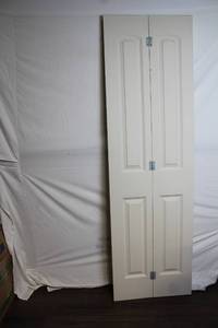 lot 87 image: Wooden Bi-Fold Closet Doors with Hinges