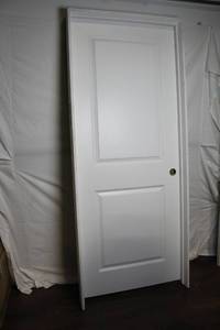 lot 104 image: Smooth Extra White Interior Door with Hinges and Latchbolt Prep