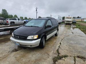 lot 12 image: 2000 Toyota Sienna
