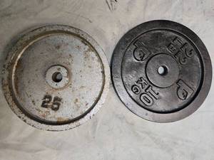 lot 9 image: Lot of a pair of 25LB One-inch Weight Plates (USED)