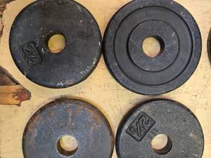 lot 78 image: Lot of four 2.5LB Weight Plates (USED)
