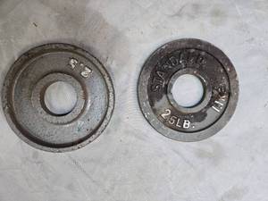 lot 121 image: Lot of a Pair of Two 2.5LB 2-Inch weight plates (USED)