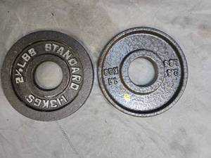 lot 123 image: Lot of a Pair of Two 2.5LB 2-Inch weight plates (USED)