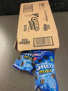 lot 429 image: Box of 12 Oreo Mini 3 oz Bags - Best By January 2025