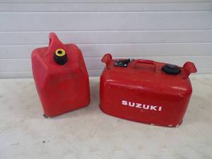 lot 15 image: Suzuki Marine Gas Can and Plastic 5 Gallon Can