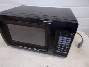 lot 17 image: Microwave