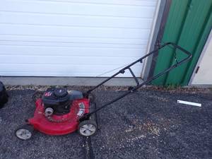 lot 22 image: 22 Yard Machines Push Mower
