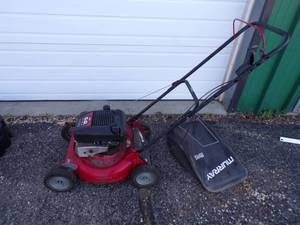 lot 23 image: Murry Push Mower with Bagger