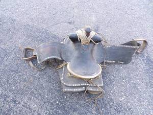 lot 27 image: Leather Horse Saddle