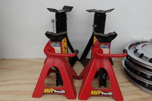 lot 319 image: 4 Jack Stands