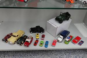 lot 340 image: Assorted Collector Car Replicas