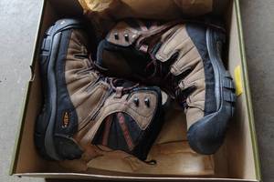 lot 405 image: Keen Summit Country Mens Hiking Boots - Size 11