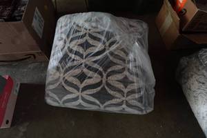 lot 424 image: 2 Decorative Throw Pillows