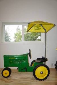 lot 27 image: Ertl John Deere Pedal Tractor with Umbrella