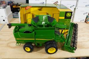 lot 29 image: Ertl John Deere Big Farm S670 Combine Tractor with Lights and Sound