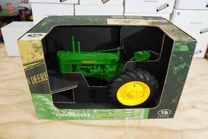 lot 32 image: John Deere 1939 Model B 18 Scale Replica