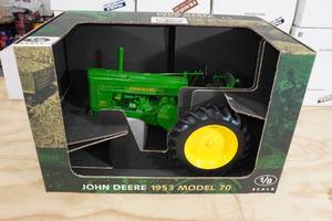 lot 33 image: John Deere 1953 Model 70 18 Scale Replica