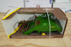 lot 34 image: Ertl John Deere 1940 12A Combine 116 Replica
