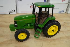 lot 38 image: Ertl John Deere 7800 Demonstrator Tractor 116 Scale Replica