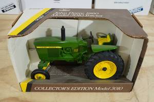 lot 40 image: Ertl John Deere 1960 Model 3010 Tractor 116 Scale Replica