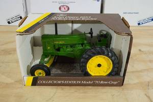 lot 41 image: Ertl John Deere 1953 70 Row-Crop Tractor 116 Scale Replica