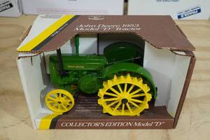 lot 44 image: Ertl John Deere 1953 Model D Tractor 116 Scale Replica