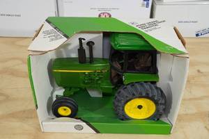 lot 46 image: Ertl John Deere 4255 Row Crop Tractor 116 Scale Replica