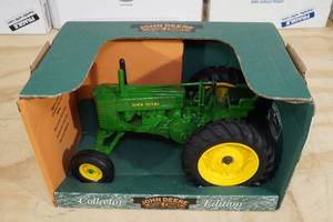 lot 51 image: Ertl John Deere Model G Tractor 116 Scale Replica